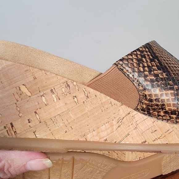 Baretraps Flossey Snakeskin Print Women's Brown Wedge Slide Sandals Size 9.5 - Picture 15 of 17
